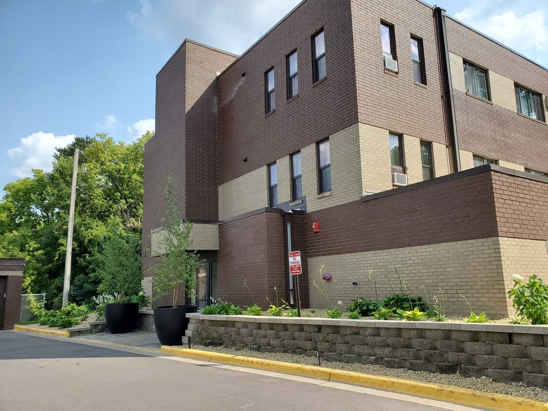 CR Flats 3931 Coon Rapids Blvd NW Coon Rapids, MN