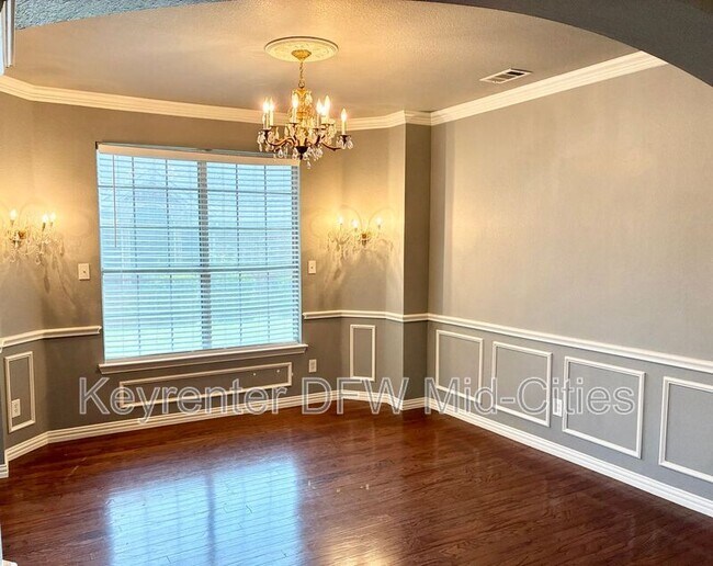 Building Photo - 409 Royal Crest Dr