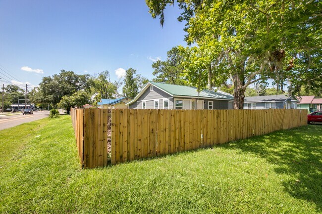 Building Photo - 260 Vernis Ave