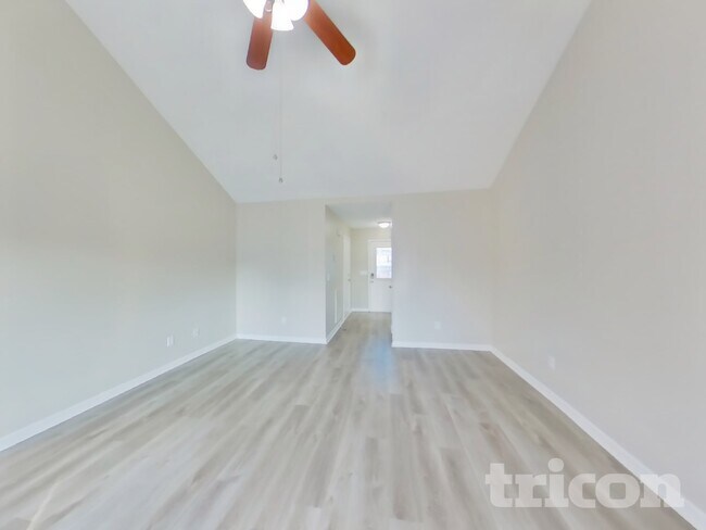 Foto del edificio - 121 Willowleaf Ln