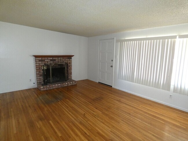 Building Photo - 3 bedroom Near Downtown and Hancock College