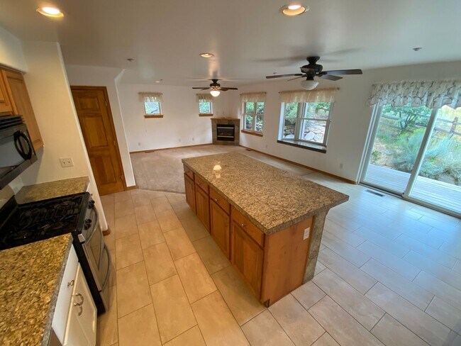 Building Photo - Charming Colorado Duplex with Three Spacio...