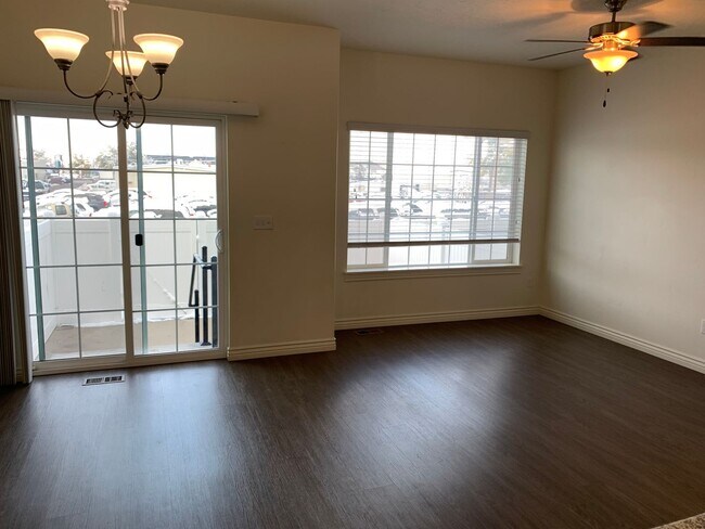 Foto del edificio - 1 Female Room in a Cute Orem Townhome
