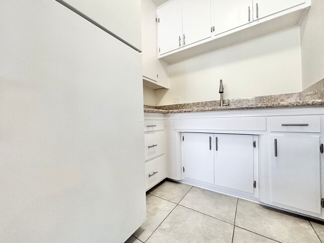 Building Photo - 1276 S Ridgeley Dr Los Angeles, CA 90019