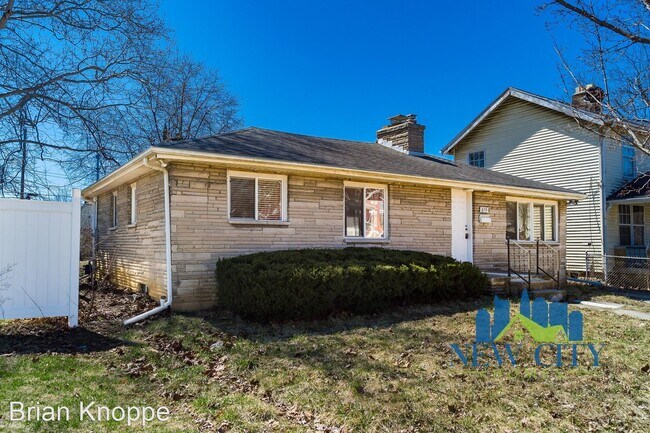 Building Photo - 2 br, 1.5 bath House - 879 E 4th Avenue