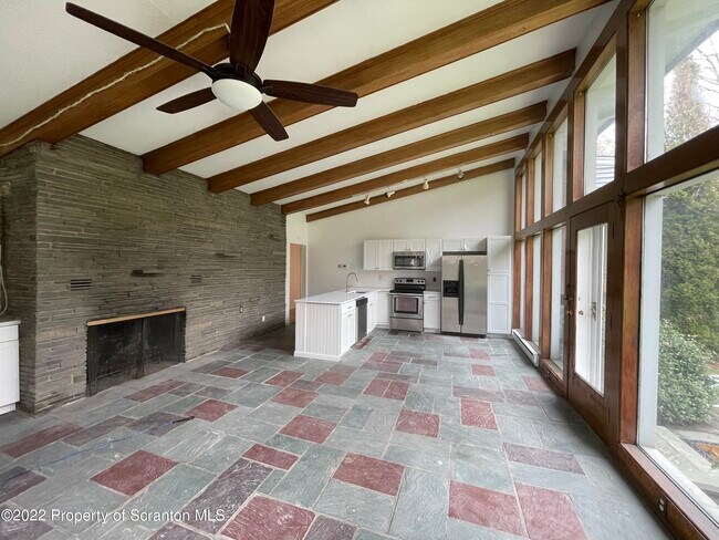 Foto del edificio - 4368 Elmhurst Blvd