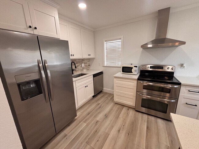 Building Photo - Updated 3BR in Jacksonville Beach! Spacious Fenced Yard & Lawn Care Included!