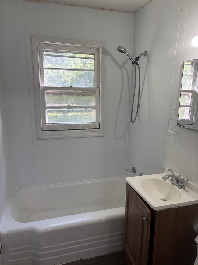 Foto del edificio - 1827 E McFarland St