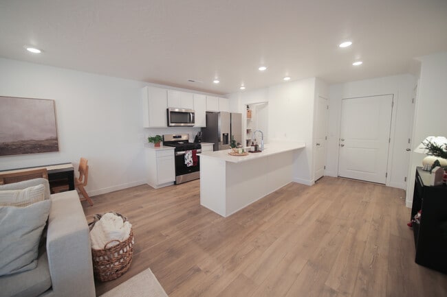 Building Photo - 1737 S Devils Garden Ln