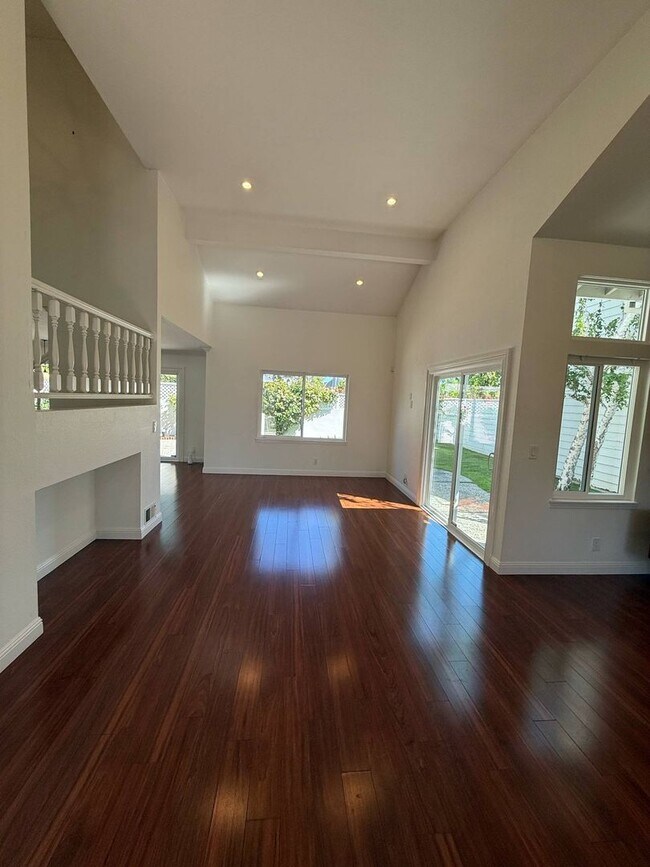 Foto del edificio - Stylish Redwood Shores Home with Vaulted Ceilings & Private Yard