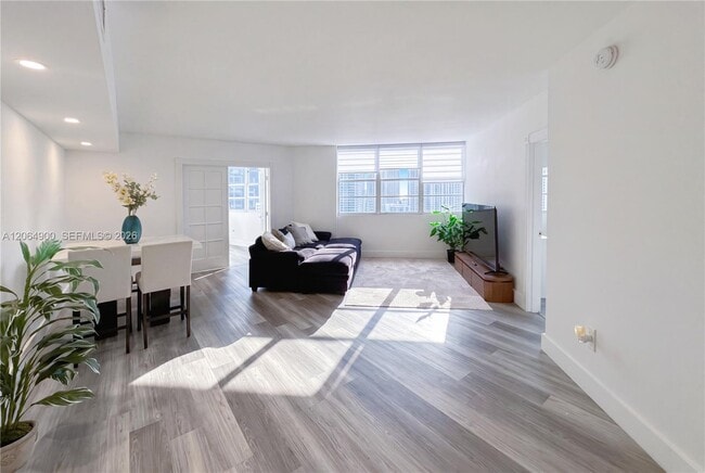 Building Photo - 801 Brickell Bay Dr