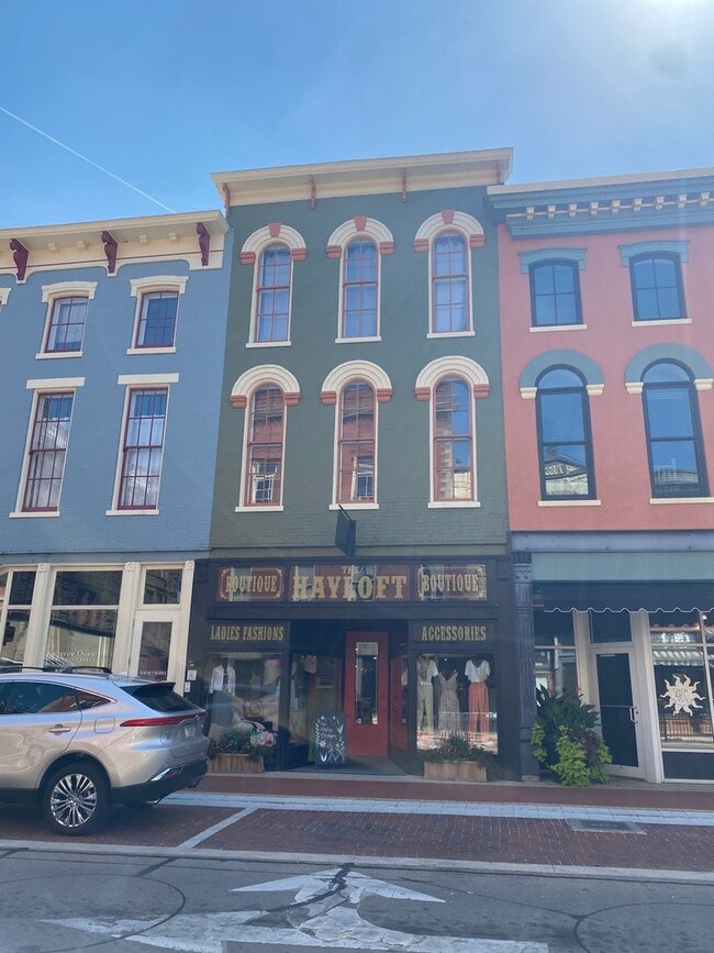 Building Photo - 200 S Walnut St