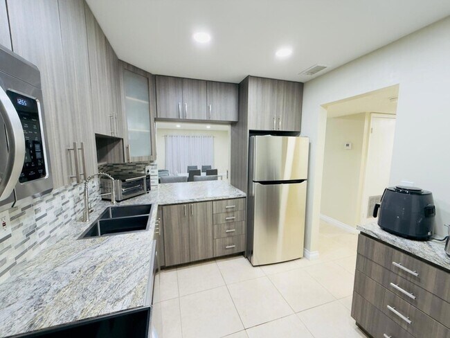 Foto del edificio - 5545 W Lakewood Cir