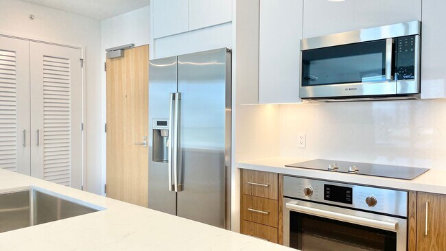 Foto del edificio - MODERN ONE BEDROOM UNIT AT AZURE ALA MOANA