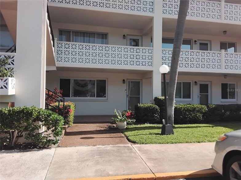 Foto principal - 1235 S Highland Ave