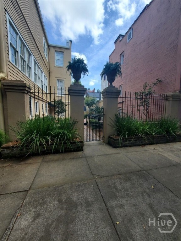 Foto del edificio - 208 E Jones St