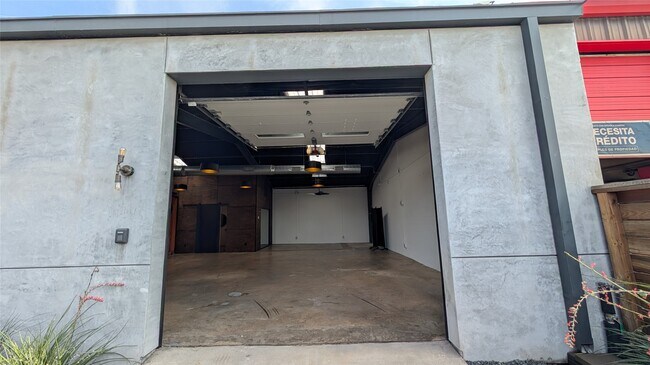 Building Photo - 920 W Cavalcade St