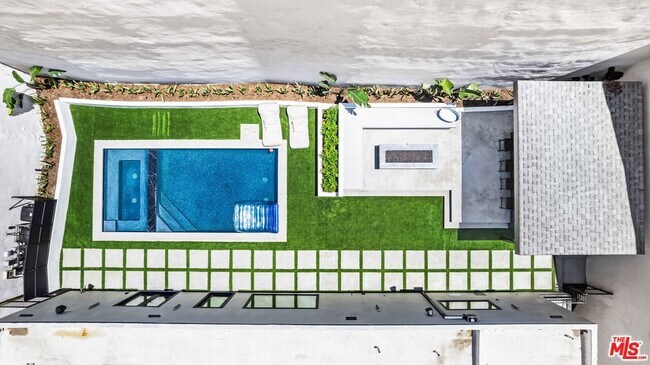 Building Photo - 1846 N Franklin Canyon Dr