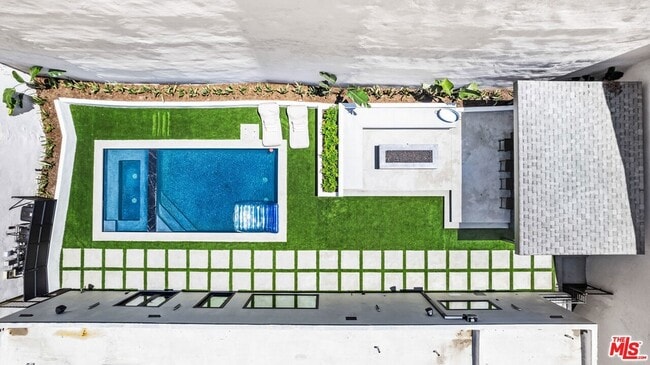 Foto del edificio - 1846 N Franklin Canyon Dr