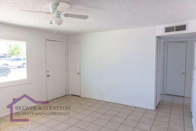 Building Photo - Move In Ready 3 Bed off of 75th. Ave. & Th...