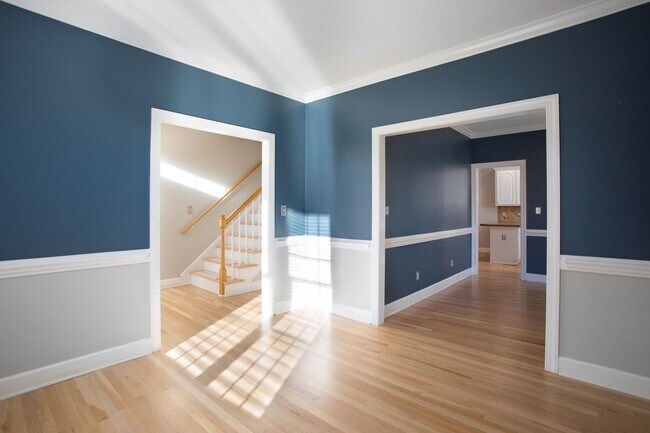 Building Photo - 4 Bedroom home with 3rd floor bonus room!