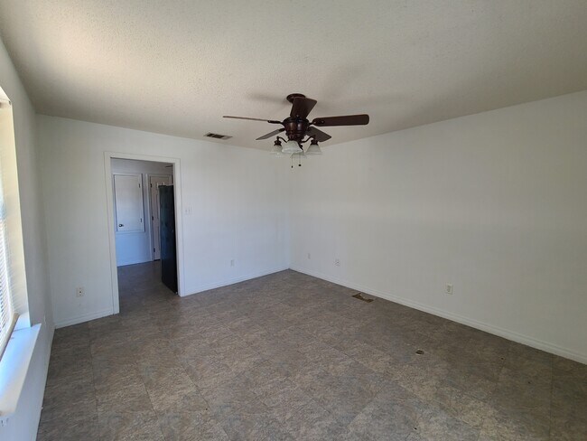 Building Photo - 3541 Kings Dr