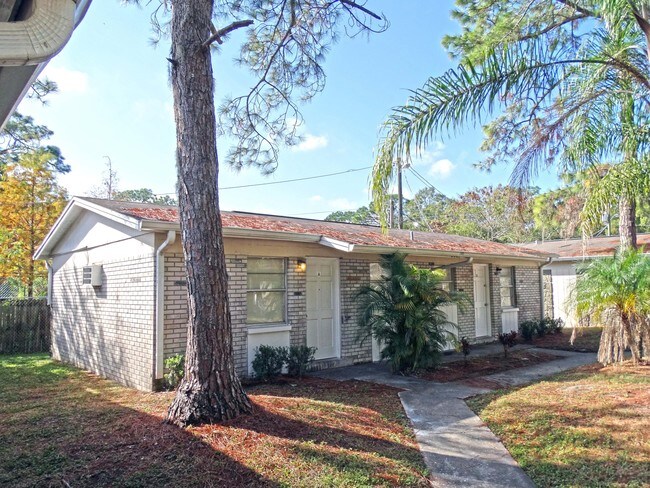 Building Photo - Pleasant Oaks