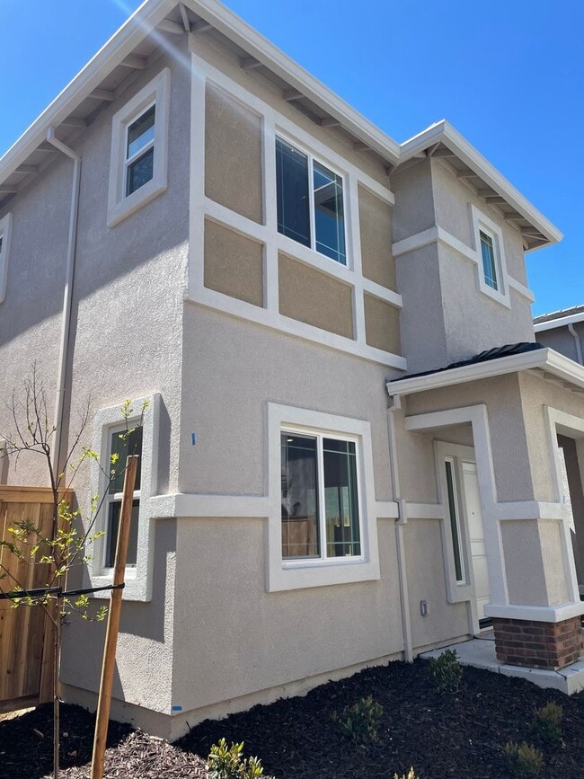 Building Photo - NEW SOLAR SMART HOME IN WEST ROSEVILLE!