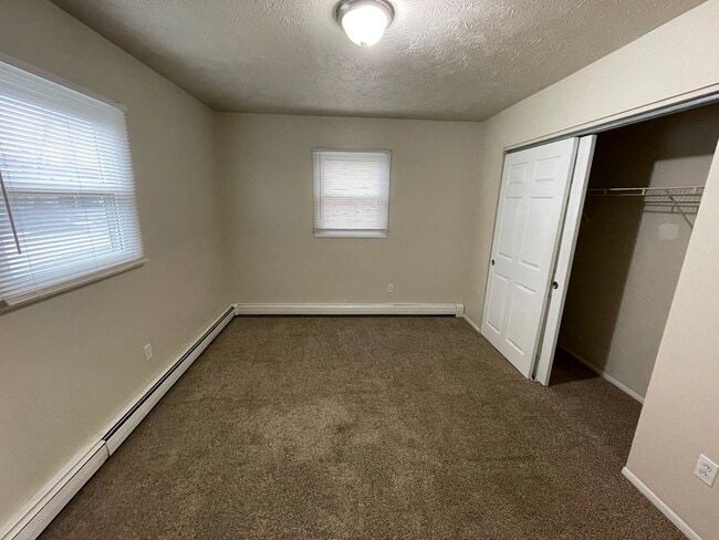 Building Photo - 698 Robinson Rd Building Photo - 698 Robinson Rd