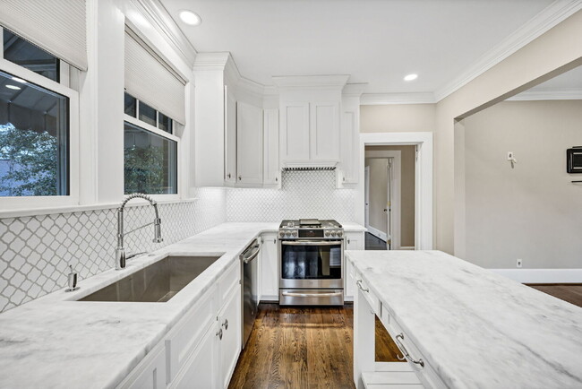 Foto del edificio - Updated Brick Home with Spacious Layout and Fully Fenced Corner Lot Near USC