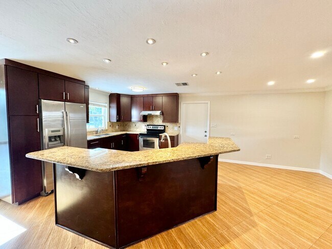 Foto del edificio - ** CENTRAL NAPLES ** 3 BED + DEN / 2 BATH ...