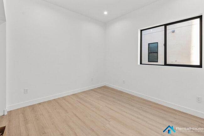 Building Photo - 3005-3002 La Paz Dr