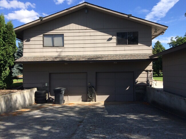 Building Photo - Home in The Country, Pet Friendly!!!