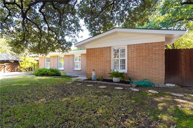Foto del edificio - 6403 Shoal Creek Blvd