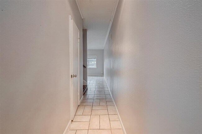 Building Photo - 7700 Creekbend Dr