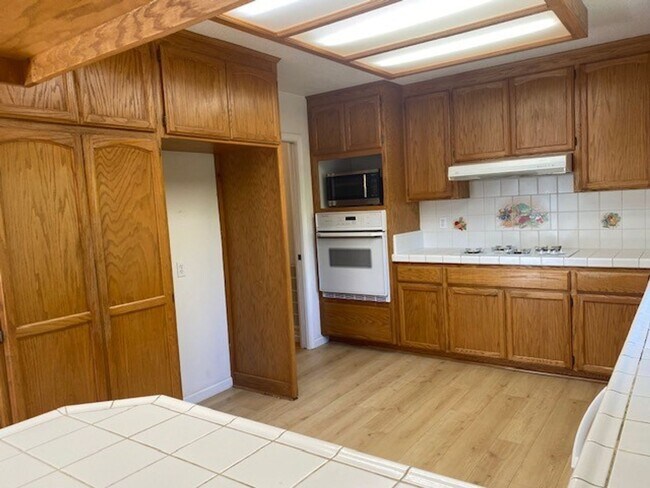 Foto del edificio - Roomy 3 Bedroom 2 Bathroom Home Walk to Do...