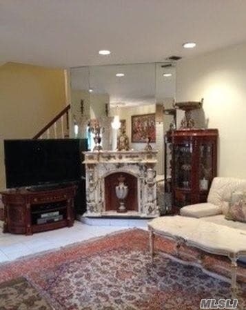 Building Photo - 130 S Middle Neck Rd