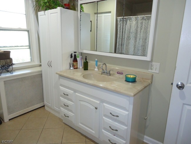 Building Photo - 119 W 21st St