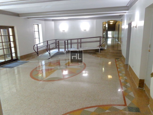 Building Photo - NO FEE Amazing Removated 1 Bed in Midwood