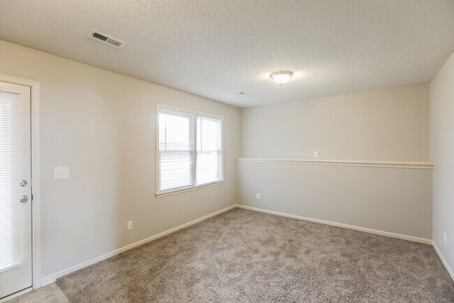 Building Photo - 910 Maple St