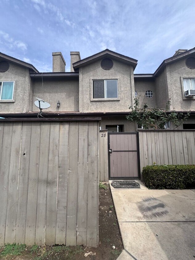 Foto principal - Spacious Home in Huntington Park HOA Commu...