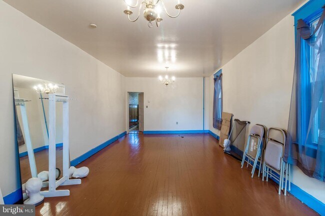 Foto del edificio - 321 W 7th St