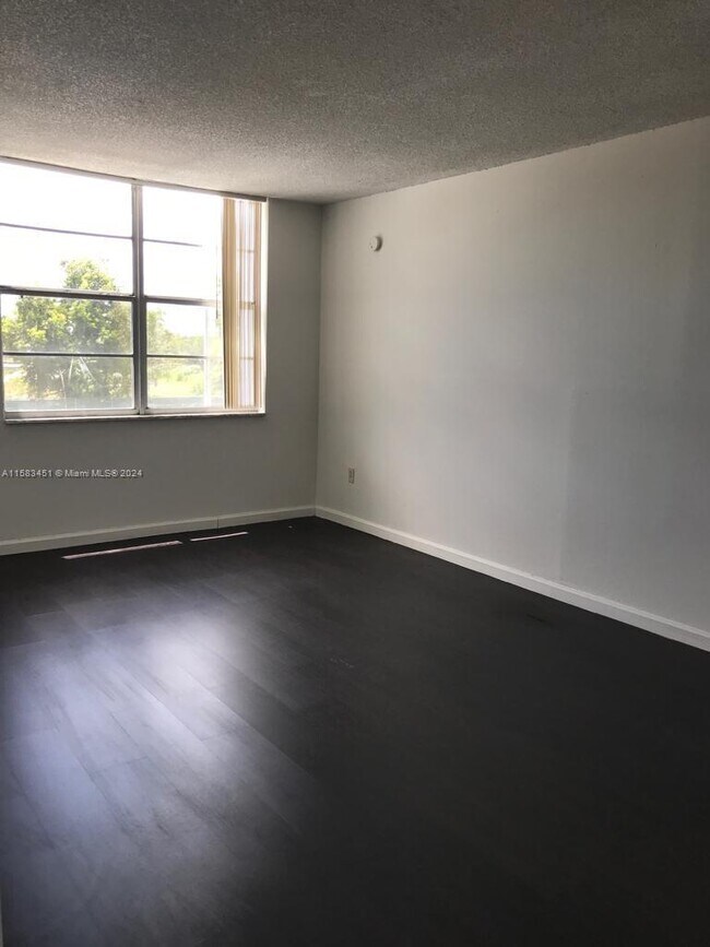 Foto del edificio - 498 NW 165th St