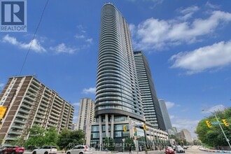 Building Photo - 585 Bloor St E