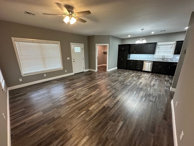 Foto del edificio - Newer 2-Bed 2-Bath home with high end finishes on quiet small town street! RENT-$1,200.00