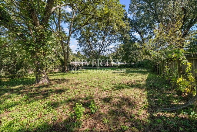 Building Photo - A MUST SEE, AMPLE SPACE HERE AND VERY MODERN !!!!! SECTION 8 WELCOMED