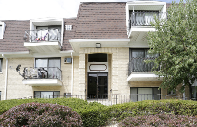 Building Photo - Carriage Creek Apartments