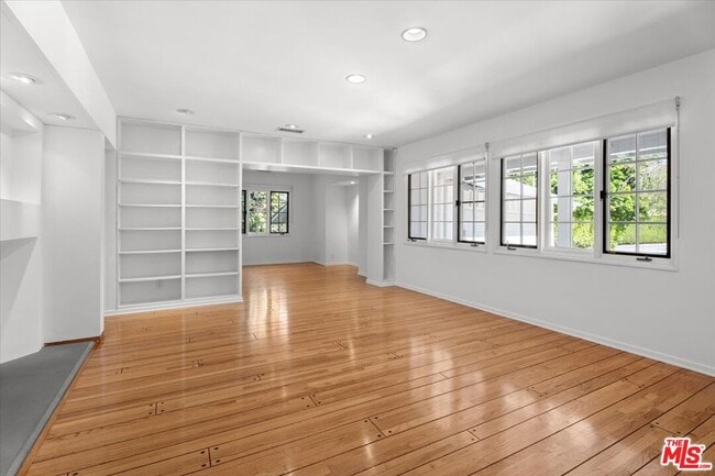 Building Photo - 4031 Hollyline Ave
