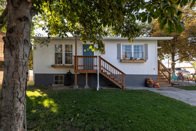 Building Photo - 1847 W Sussex Ave