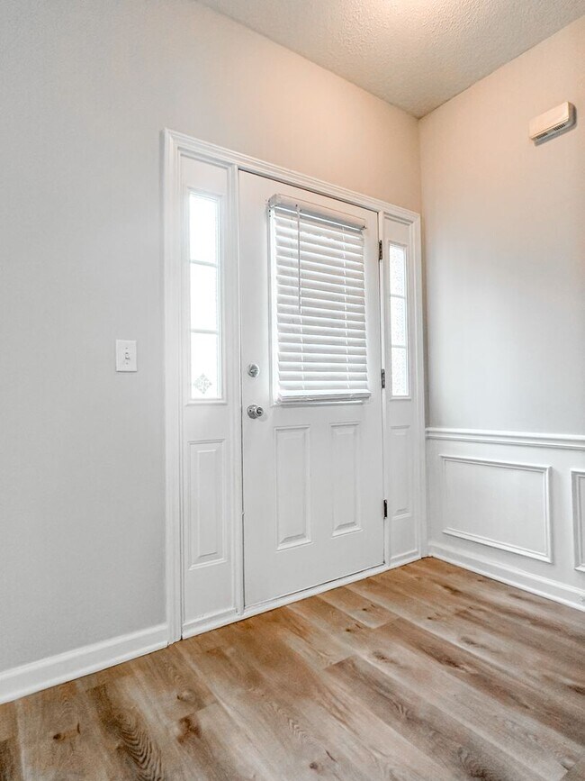 Building Photo - Large townhome in great Canton location